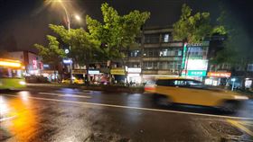 台北市在23日晚間雨勢終於轉小。（圖／記者李鴻典攝）