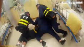 南投施男酒後大鬧理容院，到了醫院還想襲警遭上銬逮捕。（圖／翻攝畫面）