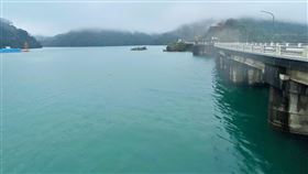 春雨豐沛  石門水庫距滿水位只差3公分水利署北區水資源局表示，石門水庫從18日至今，集水區共降雨約128毫米，雖然處於枯水期，仍讓水庫接近滿水位，23日中午水庫水位持續上升，距滿水位只剩3公分，在評估公共及農業用水可穩定供應後，北水局也增開排洪隧道進行調節性放水。（北區水資源局提供）中央社記者吳睿騏桃園傳真  111年2月23日