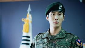 《軍檢察官多伯曼》安普賢與曹寶兒。（圖／friDay影音提供）