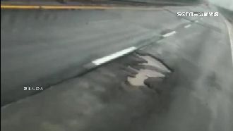 台61滿布積水坑洞　開車如障礙賽