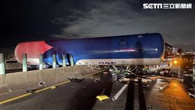 台61線西濱快速道路彰化縣伸港段驚傳槽車追撞拖板車事故。（圖／翻攝畫面）
