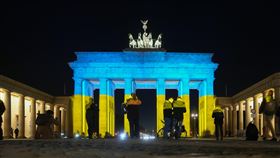 德國知名地標「布蘭登堡大門」（Brandenburg Gate），23日晚間將烏克蘭國旗的藍黃色投射在外牆上，以表達對烏國的支持。（圖／美聯社／達志影像）