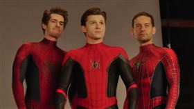 湯姆霍蘭德、安德魯加菲以及陶比麥奎爾，同框扮演網流傳迷因照。（圖／翻攝自spiderman IG）