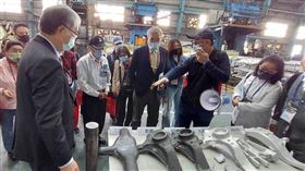 謝金河參訪汽車輪圈大廠巧新。（圖／翻攝自謝金河臉書）