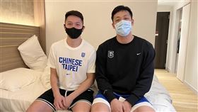 ▲高雄鋼鐵人王律翔、周儀翔在沖繩相見歡。（圖／高雄鋼鐵人球團提供）