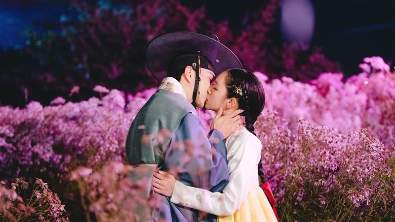 俞承豪單膝下跪求婚　惠利單手壁咚吻