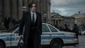 【蝙蝠俠】羅伯派汀森解析片中蝙蝠裝、蝙蝠車。（圖／華納兄弟提供）