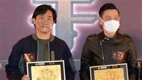 梁朝偉（左）和劉德華相隔18年再度合體。（圖／翻攝自英皇電影Emperor Motion Pictures臉書）