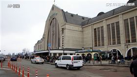 俄軍攻首都！影片直擊「烏克蘭人逃亡」　基輔車站塞爆（圖／AP授權）