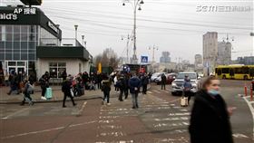 俄軍攻首都！影片直擊「烏克蘭人逃亡」　基輔車站塞爆（圖／AP授權）
