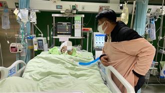 過馬路被撞！22歲男昏迷7天父母淚