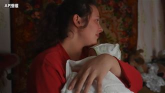 23歲烏克蘭媽媽　抱2月嬰悲躲地窖