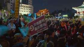 《時代革命》將總統蔡英文當時競選的造勢晚會現場，搬上大銀幕。（圖／時代革命提供）