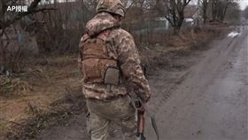 家園被炸毀　烏克蘭小媽媽抱2月嬰躲地窖（圖／AP授權）