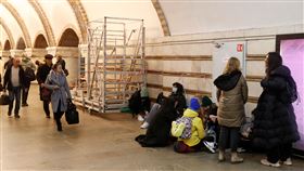 烏克蘭空襲警報四起，基輔民眾躲入地鐵避難。（圖／路透社／達志影像）