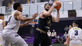 阿提諾助陣  T1台鋼獵鷹輕取雲豹奪開季首勝「新台灣人」阿提諾（黑衣）披上台灣職籃T1聯盟台南台鋼獵鷹戰袍，26日首秀繳出25分、15籃板，率隊以114比83擊敗桃園雲豹，收下隊史首勝。（T1聯盟提供）中央社記者黃巧雯傳真  110年12月26日