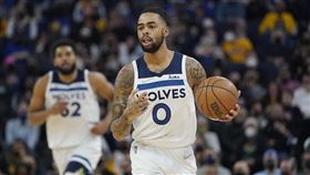 ▲羅素（D'Angelo Russell）失誤變助攻唐斯（Karl-Anthony Towns）暴扣。（圖／美聯社／達志影像）