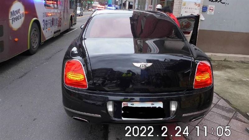 曳引車擦撞千萬賓利　網友：賠到脫褲