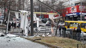 烏克蘭首都基輔遭飛彈攻擊，街道上散落瓦礫與碎片。（圖／路透社／達志影像）