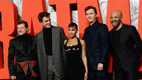 《蝙蝠俠》「蝙蝠俠」羅伯帕汀森（Robert Pattinson）、「貓女」柔伊克萊維茲。（圖／華納兄弟提供）