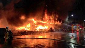 高雄城中城大火釀46死高雄市城中城大火釀46死，雄檢偵結後研判涉案女子黃格格吃醋喝悶酒，想藉點火讓男友難堪，將驅蚊用淨香灰燼倒在沙發釀災，現場瞬間成為火海。（讀者提供）中央社記者洪學廣傳真  111年1月21日