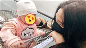 小甜甜一家三口合照。（圖／小甜甜臉書）