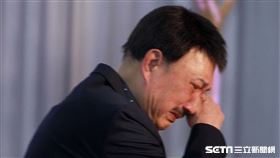 賀一航告別式余天淚送老友，曝賀一航缺錢時叫我「乾爹」。（記者邱榮吉/攝影）