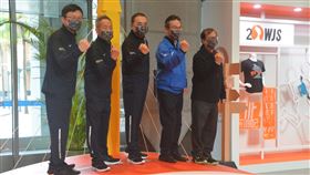 新北萬金石馬拉松特展  侯友宜與企業代表合影2022新北市萬金石馬拉松邁向第20年，即日起在市府大廳舉辦特展，市長侯友宜（中）25日出席記者會，與贊助企業代表合影。中央社記者黃旭昇新北攝  111年2月25日