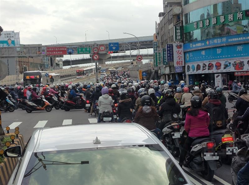 每到上下班時間，台北橋就被機車塞爆。(圖/翻攝自爆廢公社)