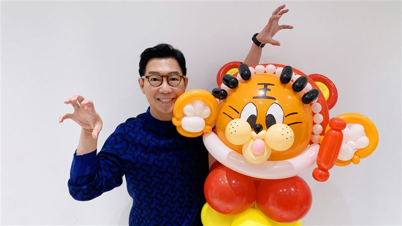品冠慶祝50歲生日　矇眼撈錢嗨翻