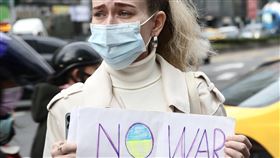 台北街頭聲援烏克蘭（2）俄羅斯24日針對烏克蘭片面展開軍事行動，多名在台烏克蘭等外籍人士25日走上街頭聲援烏克蘭、抗議俄羅斯開戰，不少人都十分擔心在烏克蘭的親友狀況。中央社記者張皓安攝  111年2月25日