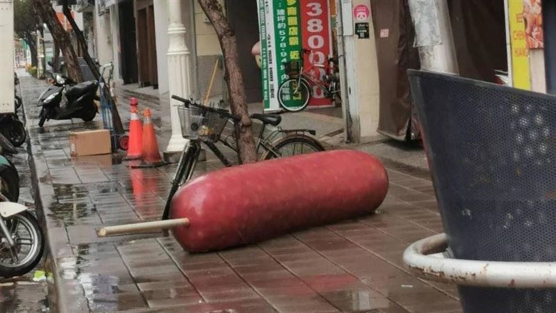 巨無霸香腸躺路邊！失主認領了