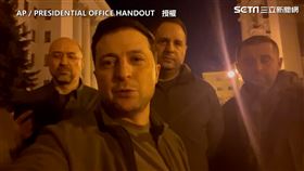 烏克蘭總統澤倫斯基（Volodymyr Zelensky）拍影片澄清，自己一直在首都基輔。（圖／AP授權）