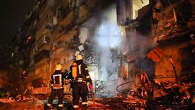 俄羅斯入侵烏克蘭，圖為遭到空襲過後的烏克蘭建物。（圖／美聯社／達志影像）