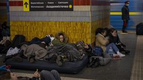 人們睡在基輔地鐵裡，也就是烏克蘭基輔的防空洞（圖／美聯社／達志影像）