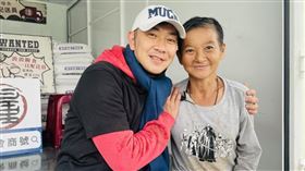 江俊翰開心到高雄擔任浪浪糧食一日配送員。（圖／民視提供）