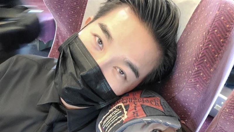 謝承均高鐵緊黏「前妻」曬親密合照