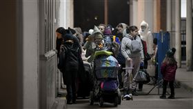 烏克蘭難民前往各國逃難。（圖／美聯社／達志影像）