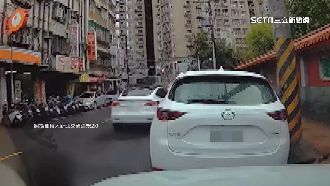 買早餐違停併排　數台車被迫逆向繞