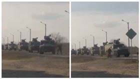 烏克蘭男子肉身擋俄羅斯裝甲車隊，如六四坦克人。（圖／翻攝推特）