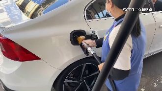油價飆7年新高　加油車潮綿延不絕