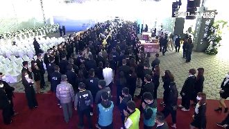 溫暖歐吉桑　三立員工列隊淚別海董