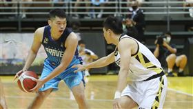 PLG熱身賽　富邦勇士勝新北國王（2）P. LEAGUE+ 聯盟熱身賽持續進行，台北富邦勇士隊7日在新莊體育館以106比93擊敗新北國王隊，勇士陣中周桂羽（左）共拿下11分5籃板3助攻。中央社記者張新偉攝　110年11月7日