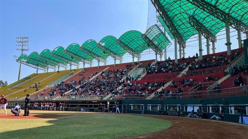 紅白戰球迷千人到場　樂天強練投、守