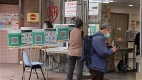 香港疫情嚴峻  醫院加強防疫免淪陷香港COVID-19疫情嚴峻，公立醫院加強防疫，以免醫療系統淪陷，圖為港島鄧肇堅醫院張貼禁止探病公告，進入的人要掃描可追查行蹤的手機軟件「安心出行」。中央社記者張謙香港攝  111年2月18日