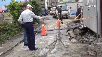 建商蓋大樓毀3民宅　釀地基掏空路塌
