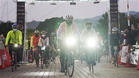 柯文哲騎單車一日北高出發（2）台北市長柯文哲（前中）在市長任內最後一次挑戰騎單車「一日北高」，與副市長黃珊珊（前右）27日一早到北投關渡宮集合出發。中央社記者徐肇昌攝  111年2月27日