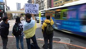 烏克蘭籍民眾反戰 繁忙路口舉牌俄羅斯及烏克蘭戰爭爆發，旅台的烏克蘭籍民眾26日在信義路、基隆路口舉牌抗議俄羅斯。中央社記者游凱翔攝 111年2月26日