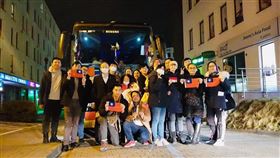 駐波蘭代表處陳龍錦大使（左四）與自烏克蘭撤離的我國僑胞合影（圖／外交部提供）